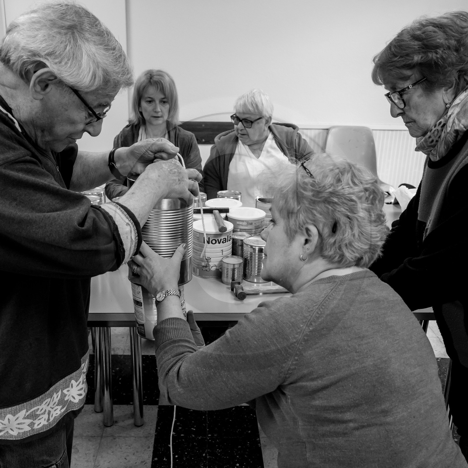 Avec des boites de conserves...