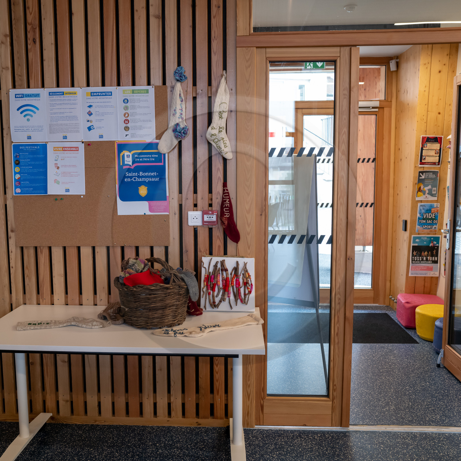 Exposition L comme laine, lien, lieu à la médiathèque de St-Bonnet-en-Champsaur