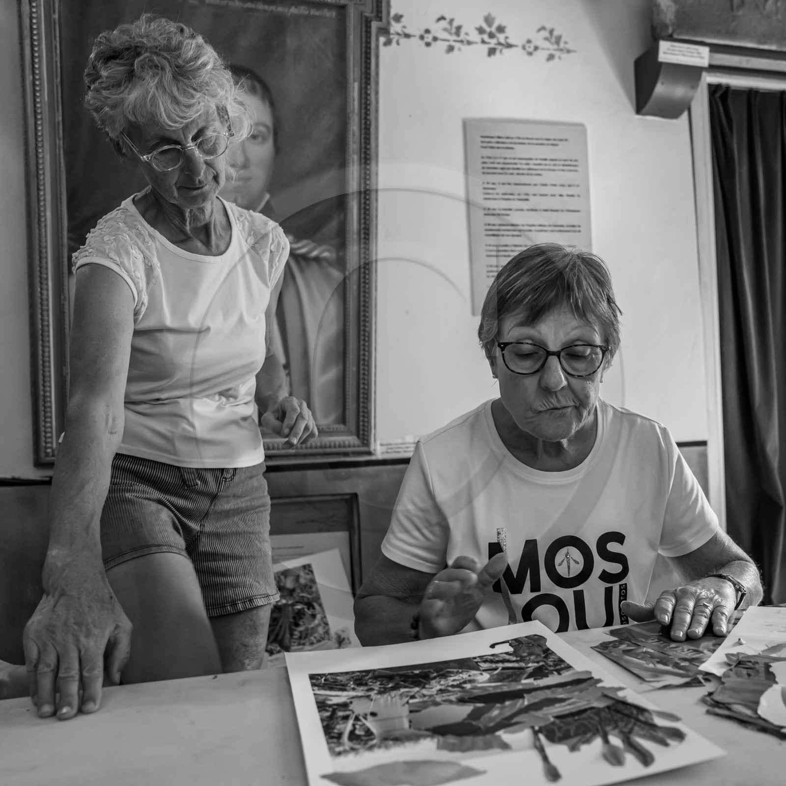 28 août 2024 : A la Maison de la Botanique du Noyer en Champsaur. Visite de l'exposition L comme laine, lien, lieu. Lectures par Les Colporteurs. Collages sur les photographies de Denis Lebioda