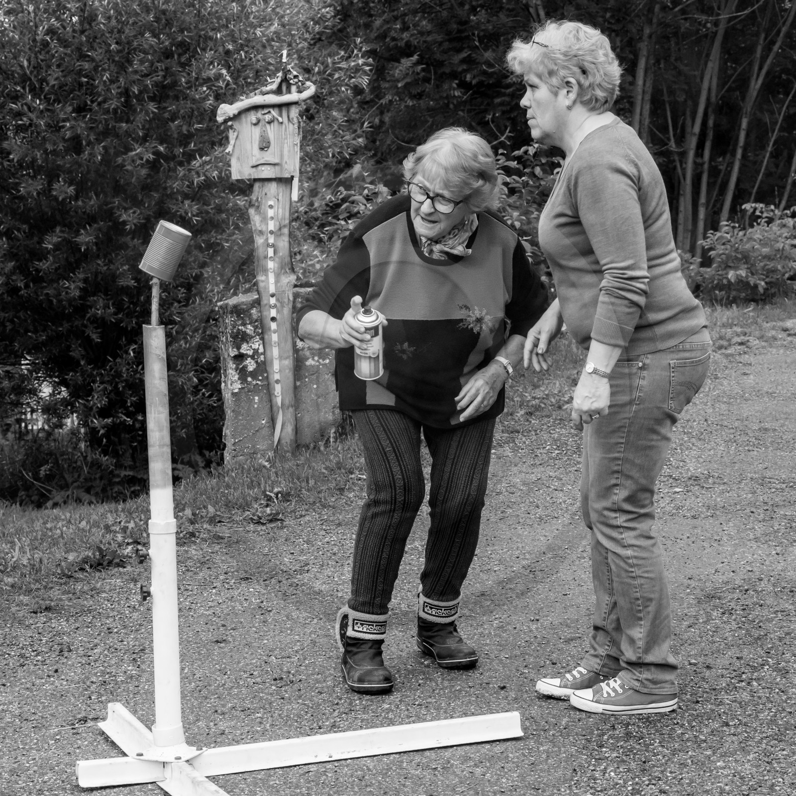 Avec des boites de conserves...