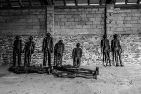 Les hommes exposés l'été 2024 à l'Ouort hibernent à l'abri des intempéries dans une grange champsaurine.