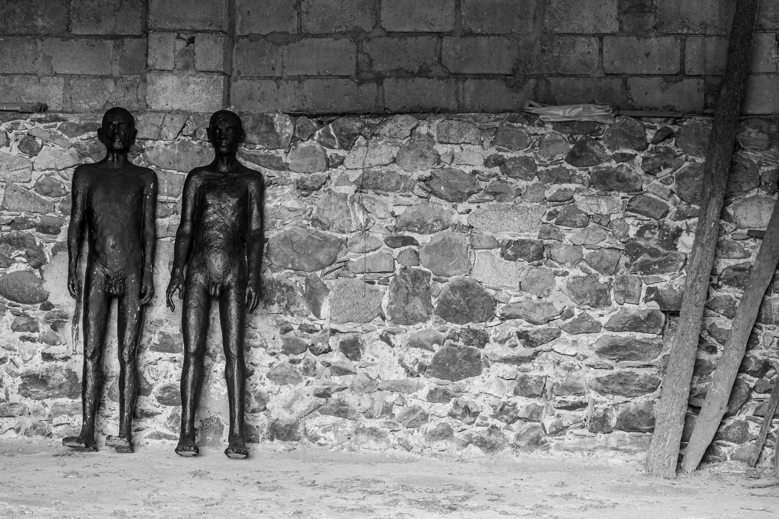 Les hommes exposés l'été 2024 à l'Ouort hibernent à l'abri des intempéries dans une grange champsaurine.