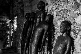 Les hommes exposés l'été 2024 à l'Ouort hibernent à l'abri des intempéries dans une grange champsaurine.