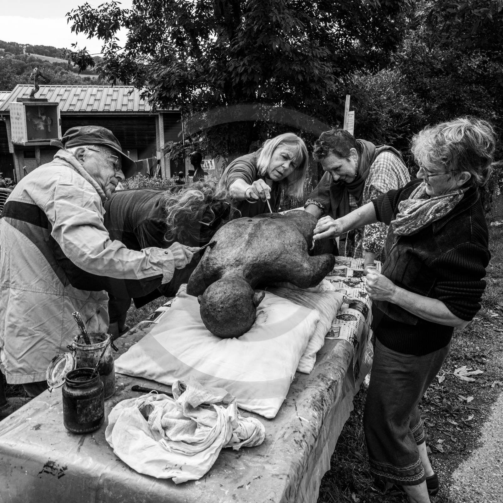 Création de l'homme de l'Ouort Marcel Joli Coeur : pose d'un enduit noir