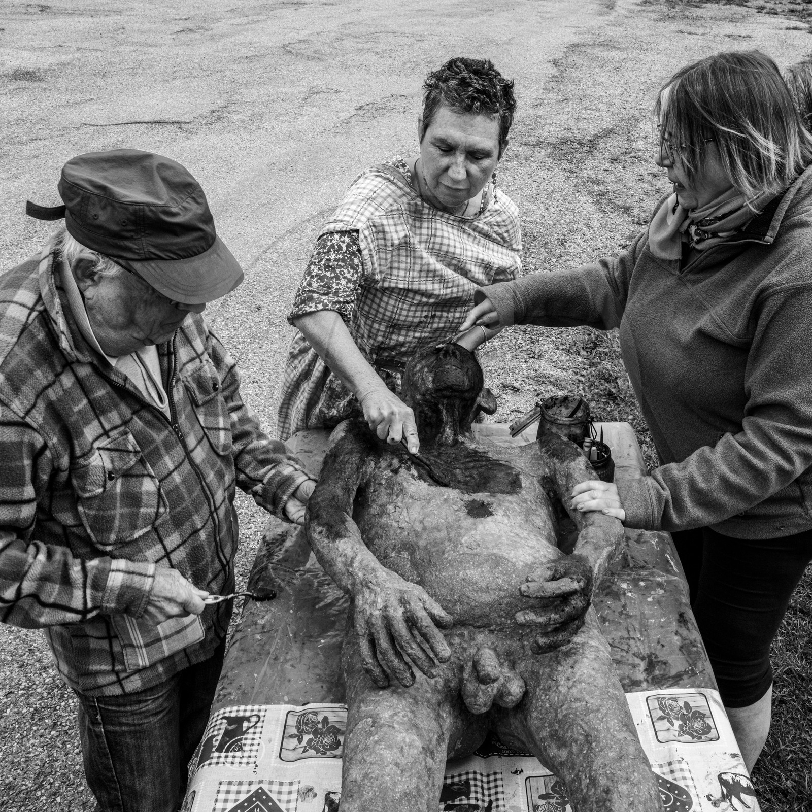 Création de l'homme de l'Ouort Marcel Joli Coeur : pose d'un enduit noir