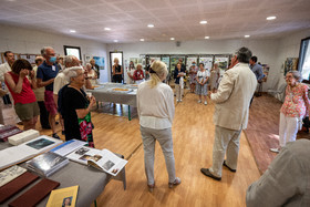Vernissage de l'exposition Henri Bosco, le poète et les images de Liliane Marco à Lourmarin