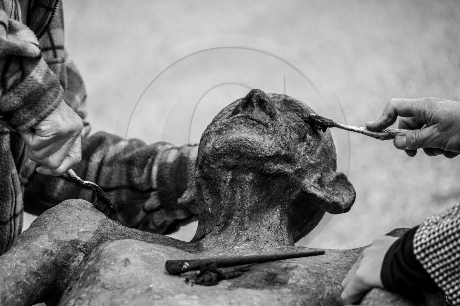 Création de l'homme de l'Ouort Marcel Joli Coeur : pose d'un enduit noir