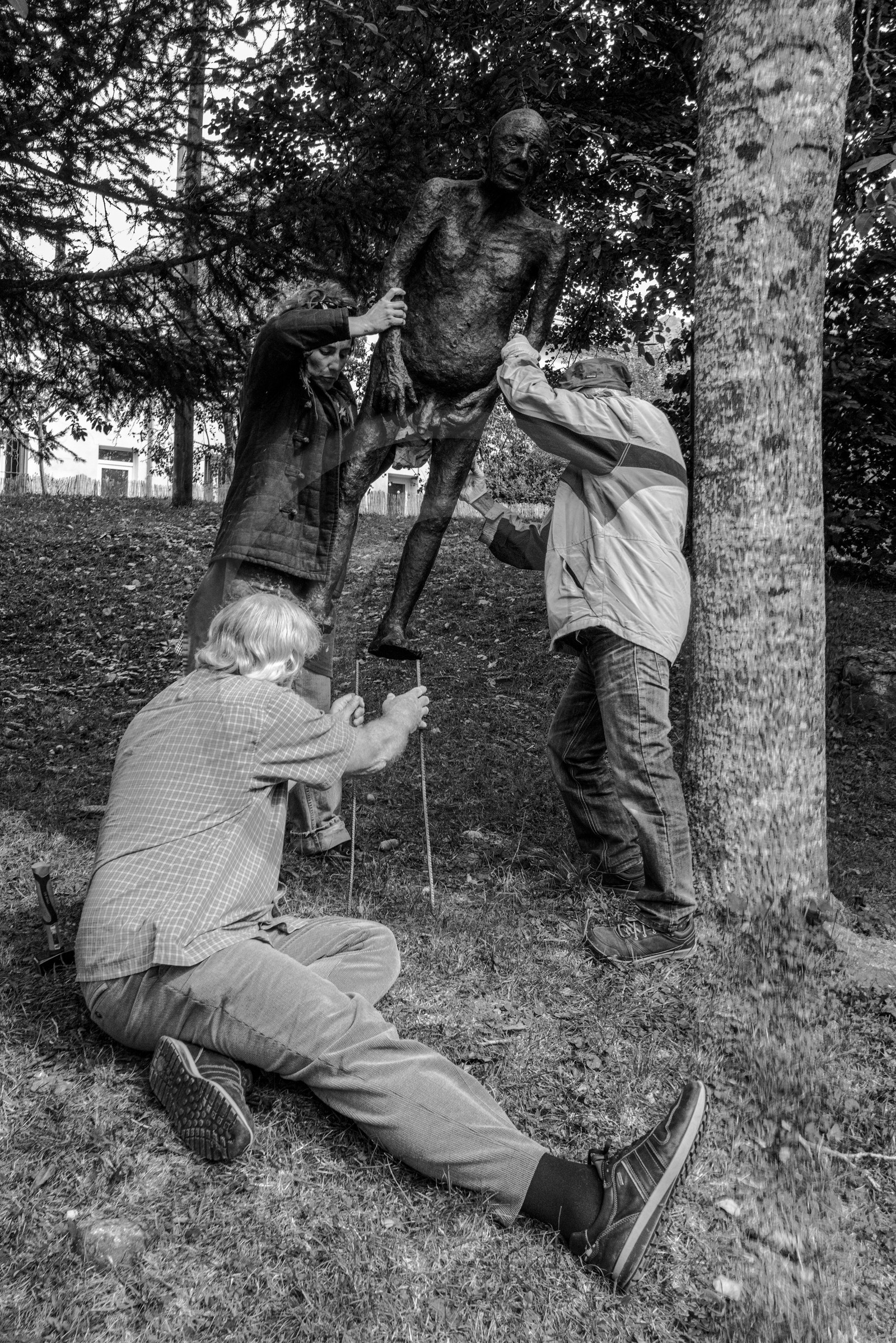 Création de l'homme de l'Ouort Marcel Joli Coeur : pose d'un enduit noir