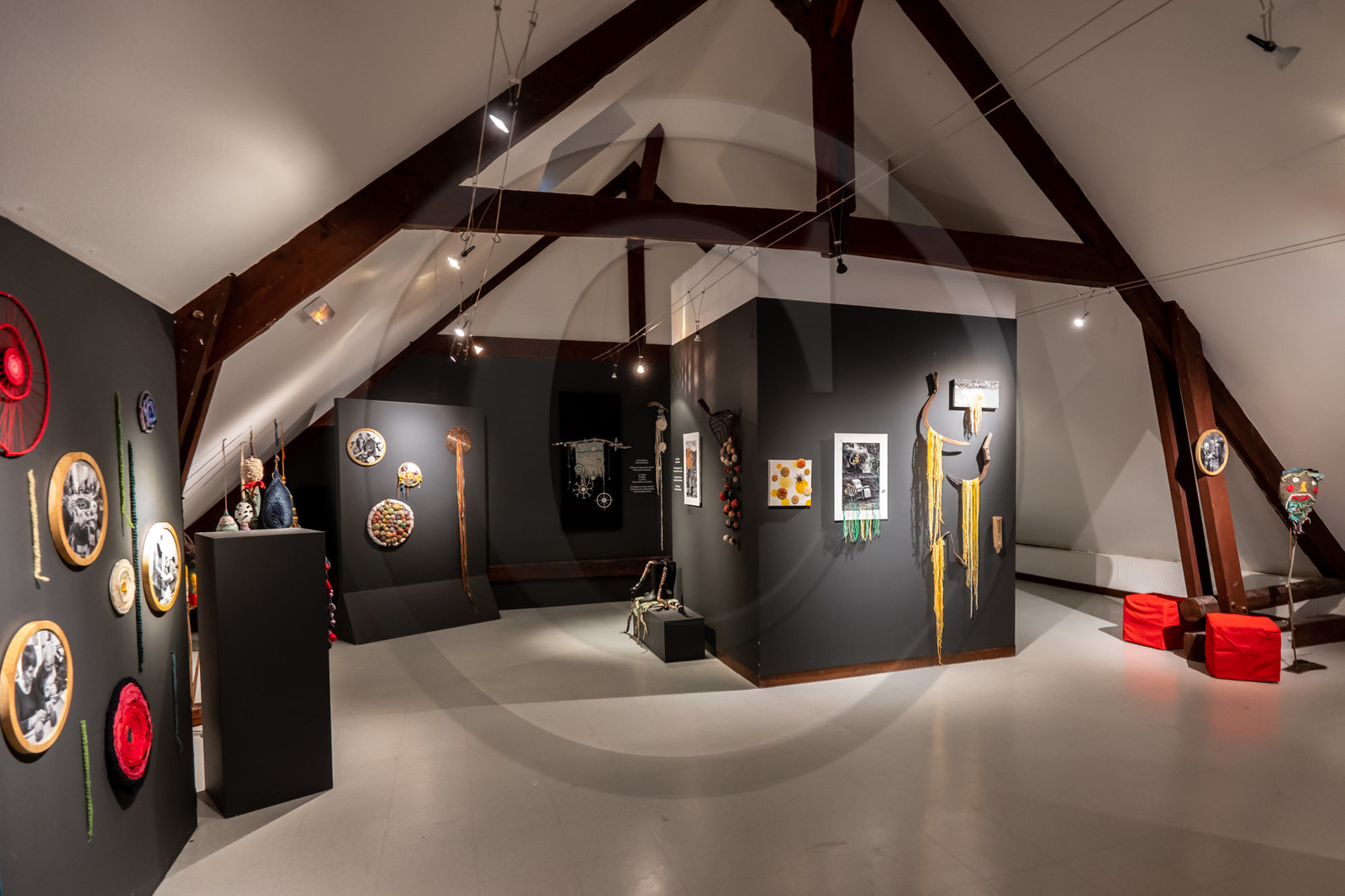 Exposition L comme laine, lien, lieu conçue par l'Ouort de Benevènt, sous la houlette de Claudine Meyer, artiste plasticienne, accompagnée de photographies de Denis Lebioda. Une proposition de la Communauté de Communes du Champsaur - Valgaudemar et de son service culturel.