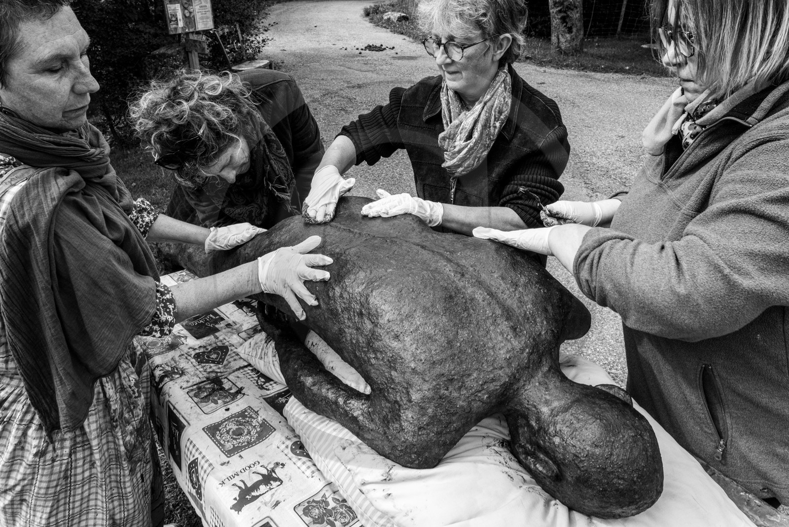 Création de l'homme de l'Ouort Marcel Joli Coeur : pose d'un enduit noir