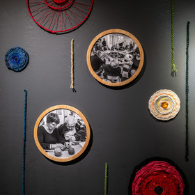 Exposition L comme laine, lien, lieu conçue par l'Ouort de Benevènt, sous la houlette de Claudine Meyer, artiste plasticienne, accompagnée de photographies de Denis Lebioda. Une proposition de la Communauté de Communes du Champsaur - Valgaudemar et de son service culturel.