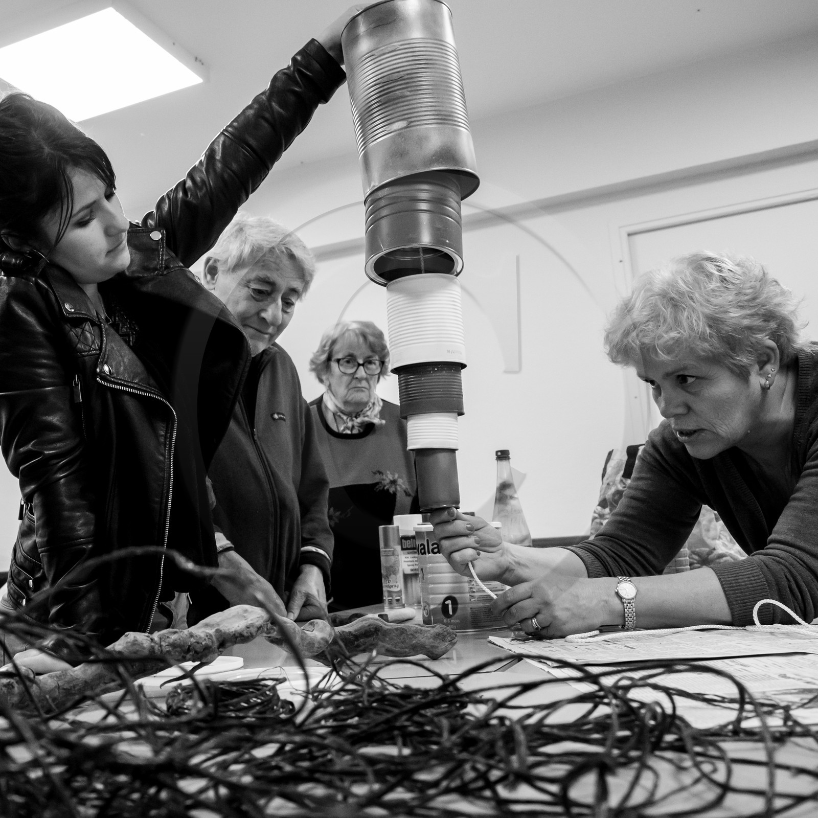 Avec des boites de conserves...