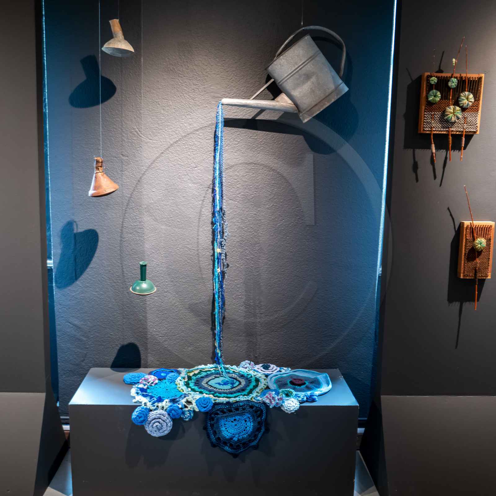 Exposition L comme laine, lien, lieu conçue par l'Ouort de Benevènt, sous la houlette de Claudine Meyer, artiste plasticienne, accompagnée de photographies de Denis Lebioda. Une proposition de la Communauté de Communes du Champsaur - Valgaudemar et de son service culturel.