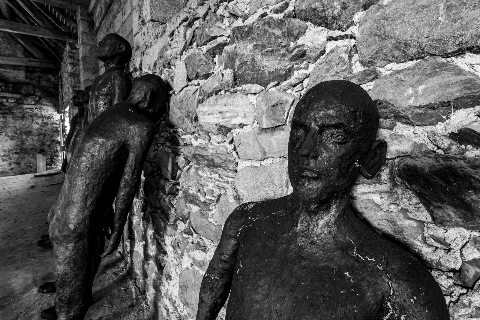 Les hommes exposés l'été 2024 à l'Ouort hibernent à l'abri des intempéries dans une grange champsaurine.