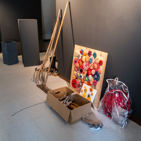 Exposition L comme laine, lien, lieu conçue par l'Ouort de Benevènt, sous la houlette de Claudine Meyer, artiste plasticienne, accompagnée de photographies de Denis Lebioda. Une proposition de la Communauté de Communes du Champsaur - Valgaudemar et de son service culturel.