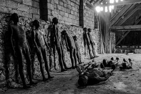 Les hommes exposés l'été 2024 à l'Ouort hibernent à l'abri des intempéries dans une grange champsaurine.