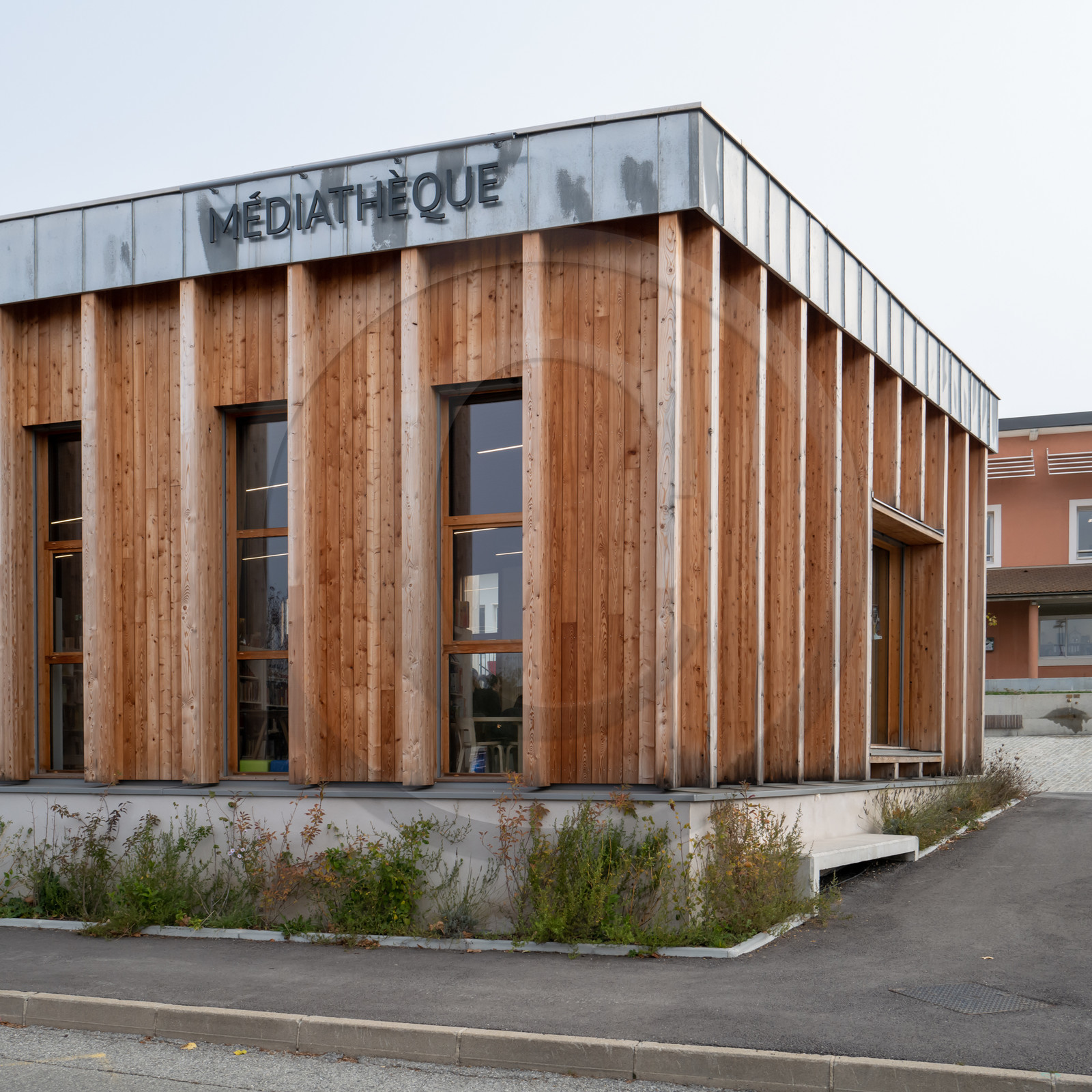 Exposition L comme laine, lien, lieu à la médiathèque de St-Bonnet-en-Champsaur Exposition L comme laine, lien, lieu à la médiathèque de St-Bonnet-en-Champsaur