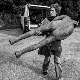 Création de l'homme de l'Ouort Marcel Joli Coeur : pose d'un enduit noir