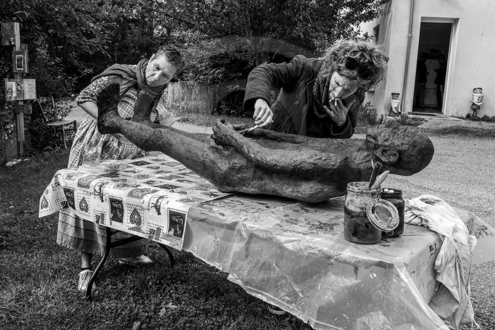 Création de l'homme de l'Ouort Marcel Joli Coeur : pose d'un enduit noir Création de l'homme de l'Ouort Marcel Joli Coeur : pose d'un enduit noir