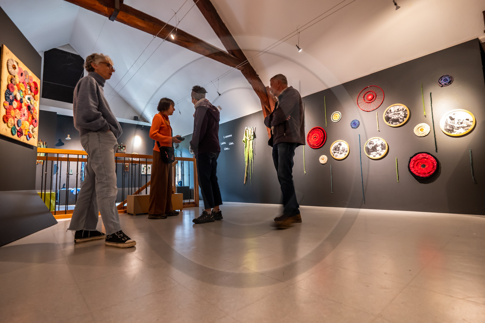 Exposition L comme laine, lien, lieu conçue par l'Ouort de Benevènt, sous la houlette de Claudine Meyer, artiste plasticienne, accompagnée de photographies de Denis Lebioda. Une proposition de la Communauté de Communes du Champsaur - Valgaudemar et de son service culturel.