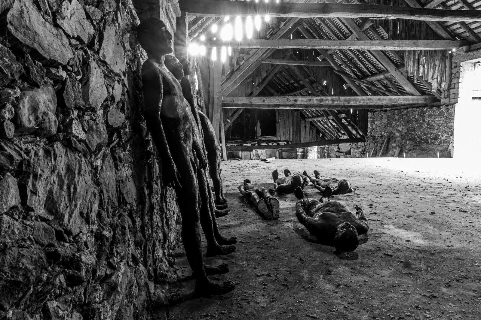 Les hommes exposés l'été 2024 à l'Ouort hibernent à l'abri des intempéries dans une grange champsaurine.