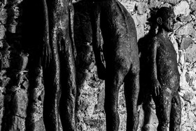 Les hommes exposés l'été 2024 à l'Ouort hibernent à l'abri des intempéries dans une grange champsaurine.