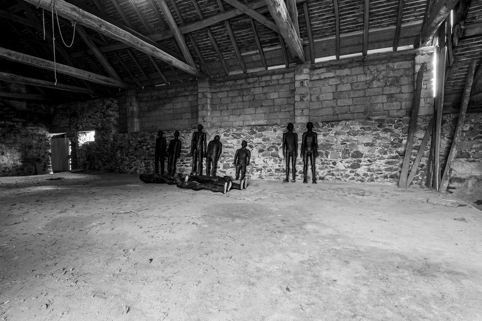 Les hommes exposés l'été 2024 à l'Ouort hibernent à l'abri des intempéries dans une grange champsaurine.