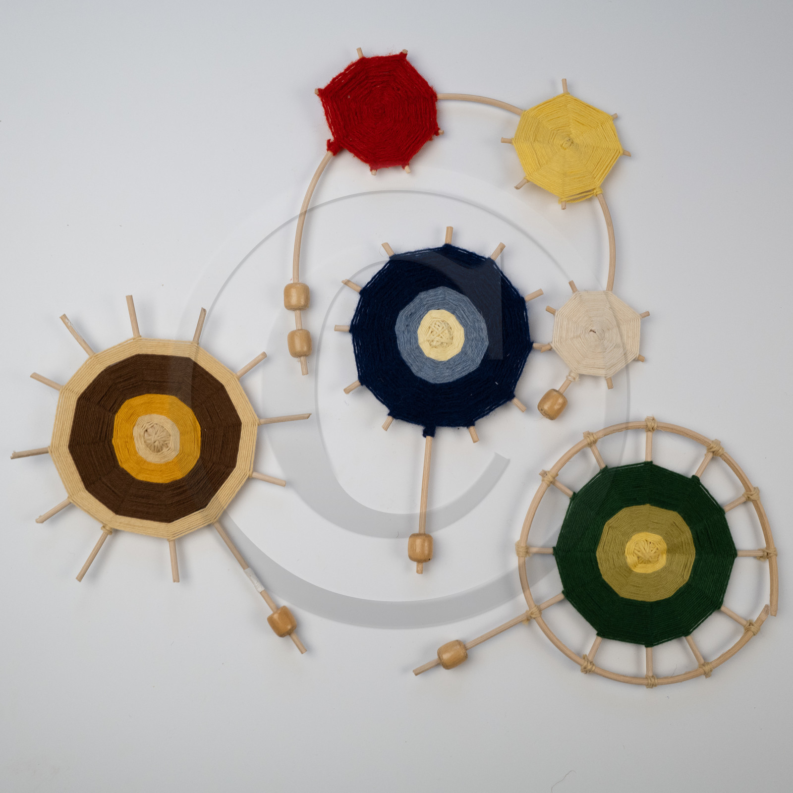 Exposition L comme laine, lien, lieu conçue par l'Ouort de Benevènt, sous la houlette de Claudine Meyer, artiste plasticienne, accompagnée de photographies de Denis Lebioda. Une proposition de la Communauté de Communes du Champsaur - Valgaudemar et de son service culturel.