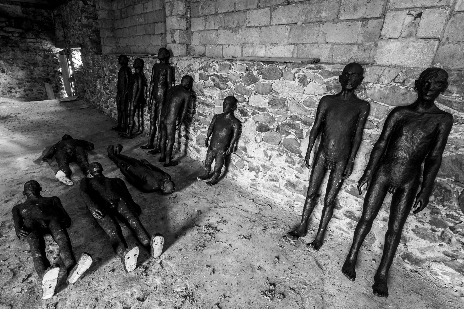 Les hommes exposés l'été 2024 à l'Ouort hibernent à l'abri des intempéries dans une grange champsaurine.