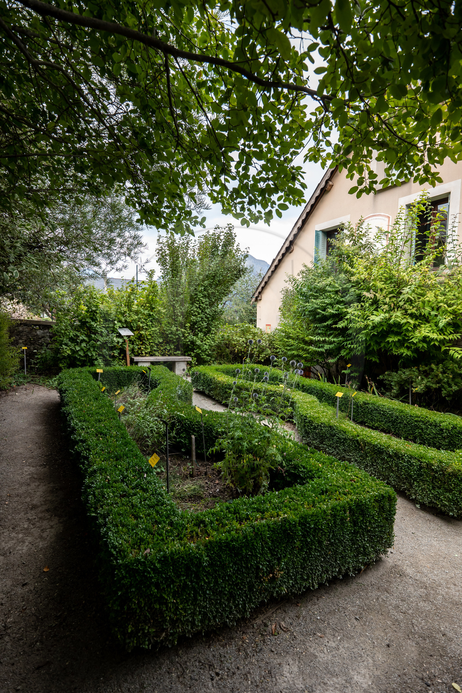 Exposition L comme laine, lien, lieu conçue par l'Ouort de Benevènt, sous la houlette de Claudine Meyer, artiste plasticienne, accompagnée de photographies de Denis Lebioda. Une proposition de la Communauté de Communes du Champsaur - Valgaudemar et de son service culturel.