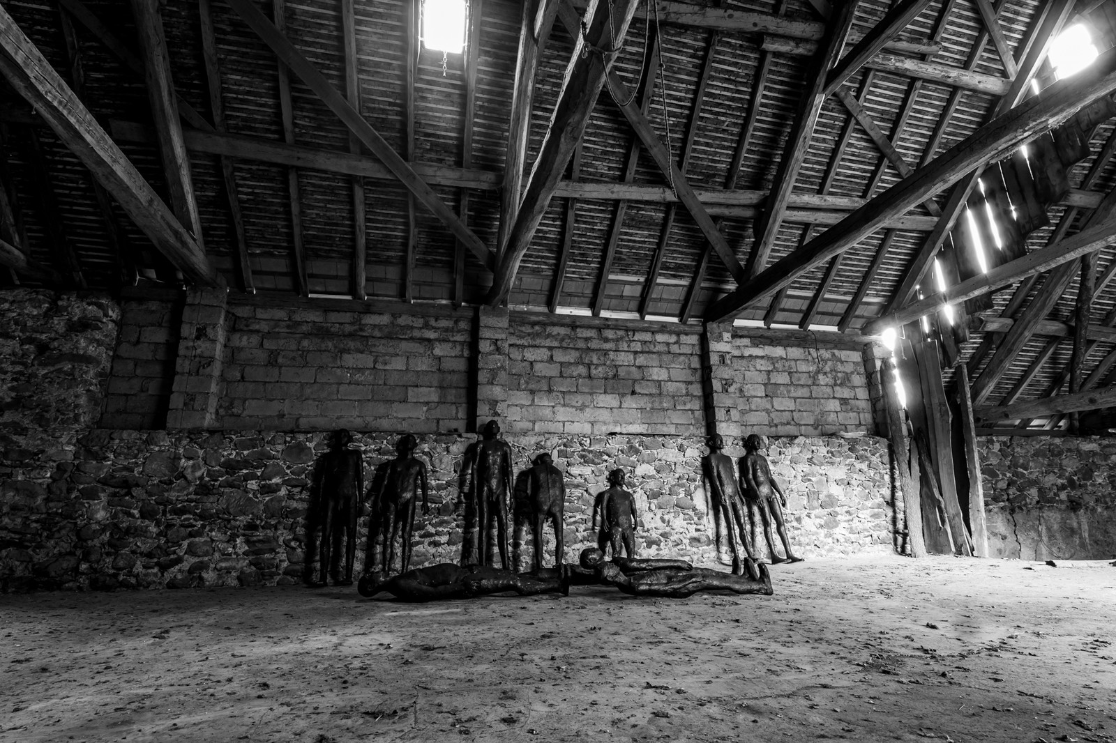 Les hommes exposés l'été 2024 à l'Ouort hibernent à l'abri des intempéries dans une grange champsaurine.