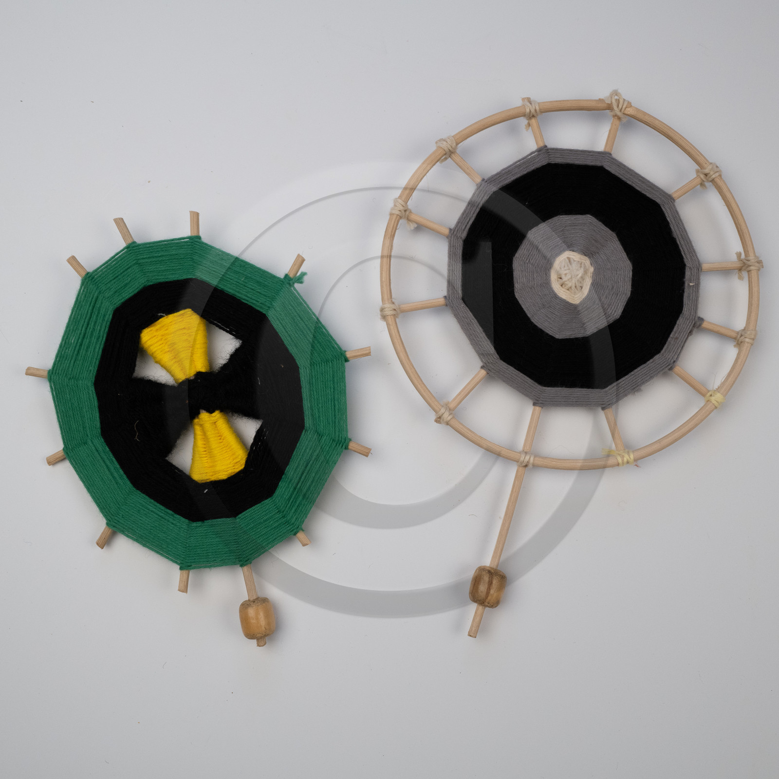 Exposition L comme laine, lien, lieu conçue par l'Ouort de Benevènt, sous la houlette de Claudine Meyer, artiste plasticienne, accompagnée de photographies de Denis Lebioda. Une proposition de la Communauté de Communes du Champsaur - Valgaudemar et de son service culturel.