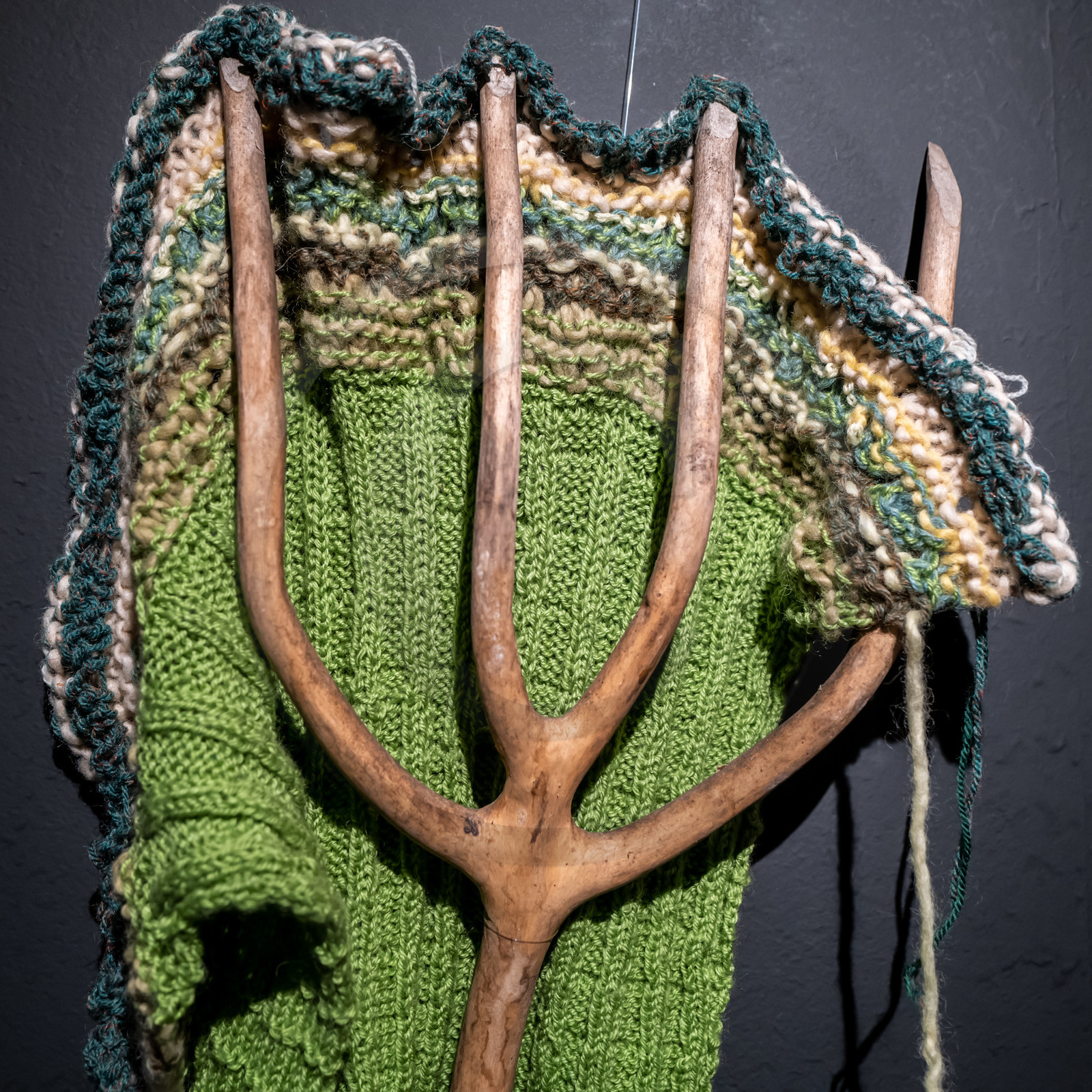 Exposition L comme laine, lien, lieu conçue par l'Ouort de Benevènt, sous la houlette de Claudine Meyer, artiste plasticienne, accompagnée de photographies de Denis Lebioda. Une proposition de la Communauté de Communes du Champsaur - Valgaudemar et de son service culturel.