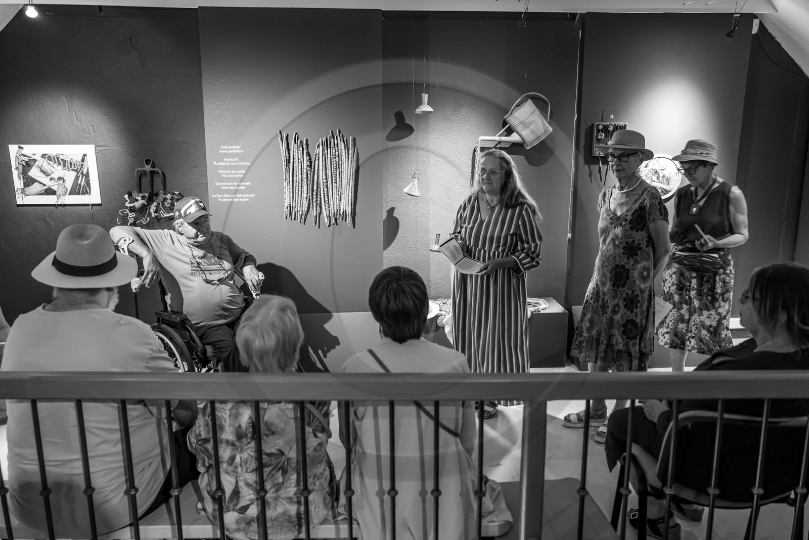 28 août 2024 : A la Maison de la Botanique du Noyer en Champsaur. Visite de l'exposition L comme laine, lien, lieu. Lectures par Les Colporteurs. Collages sur les photographies de Denis Lebioda