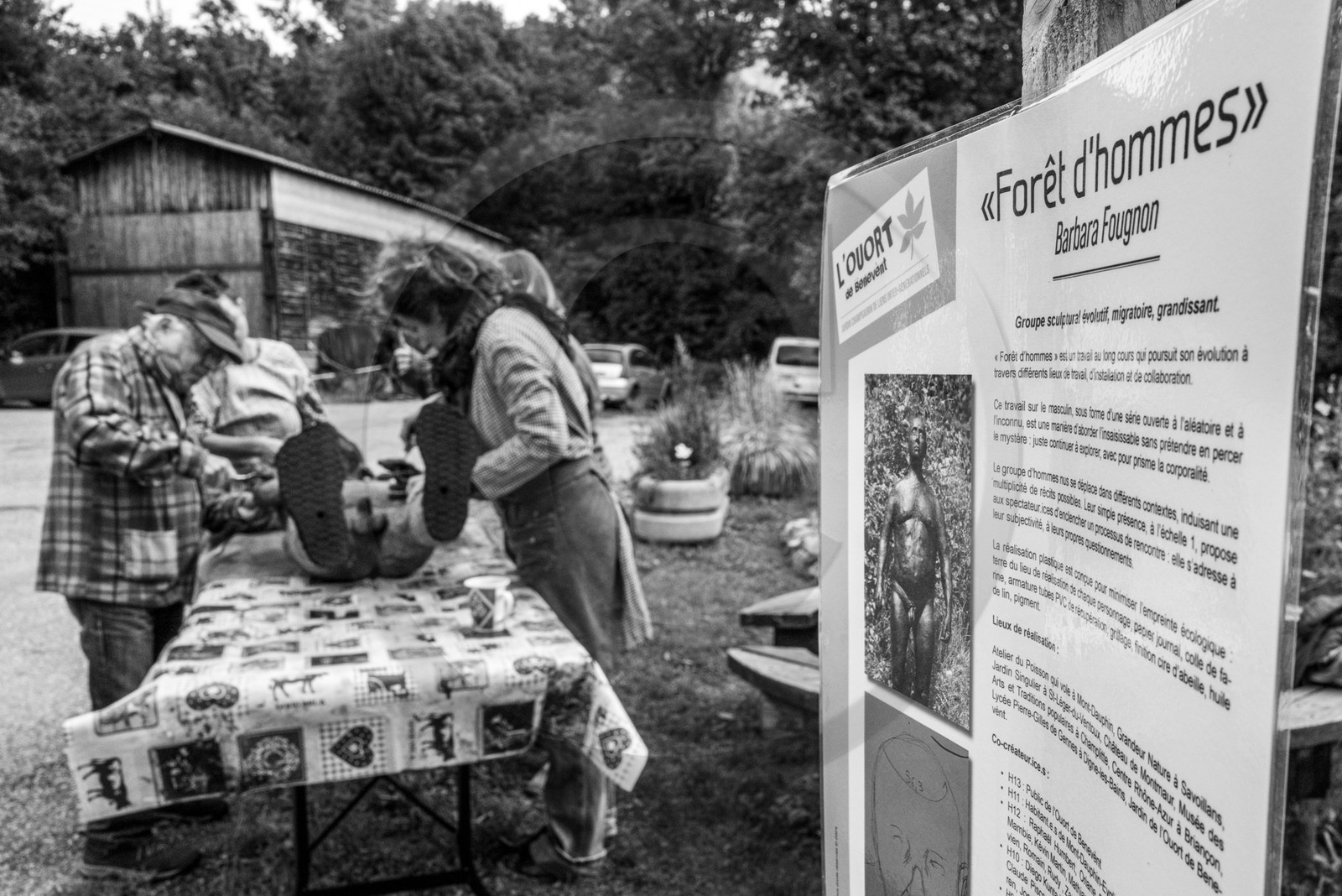 Création de l'homme de l'Ouort Marcel Joli Coeur : pose d'un enduit noir Création de l'homme de l'Ouort Marcel Joli Coeur : pose d'un enduit noir