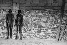 Les hommes exposés l'été 2024 à l'Ouort hibernent à l'abri des intempéries dans une grange champsaurine.