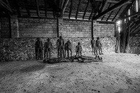 Les hommes exposés l'été 2024 à l'Ouort hibernent à l'abri des intempéries dans une grange champsaurine.