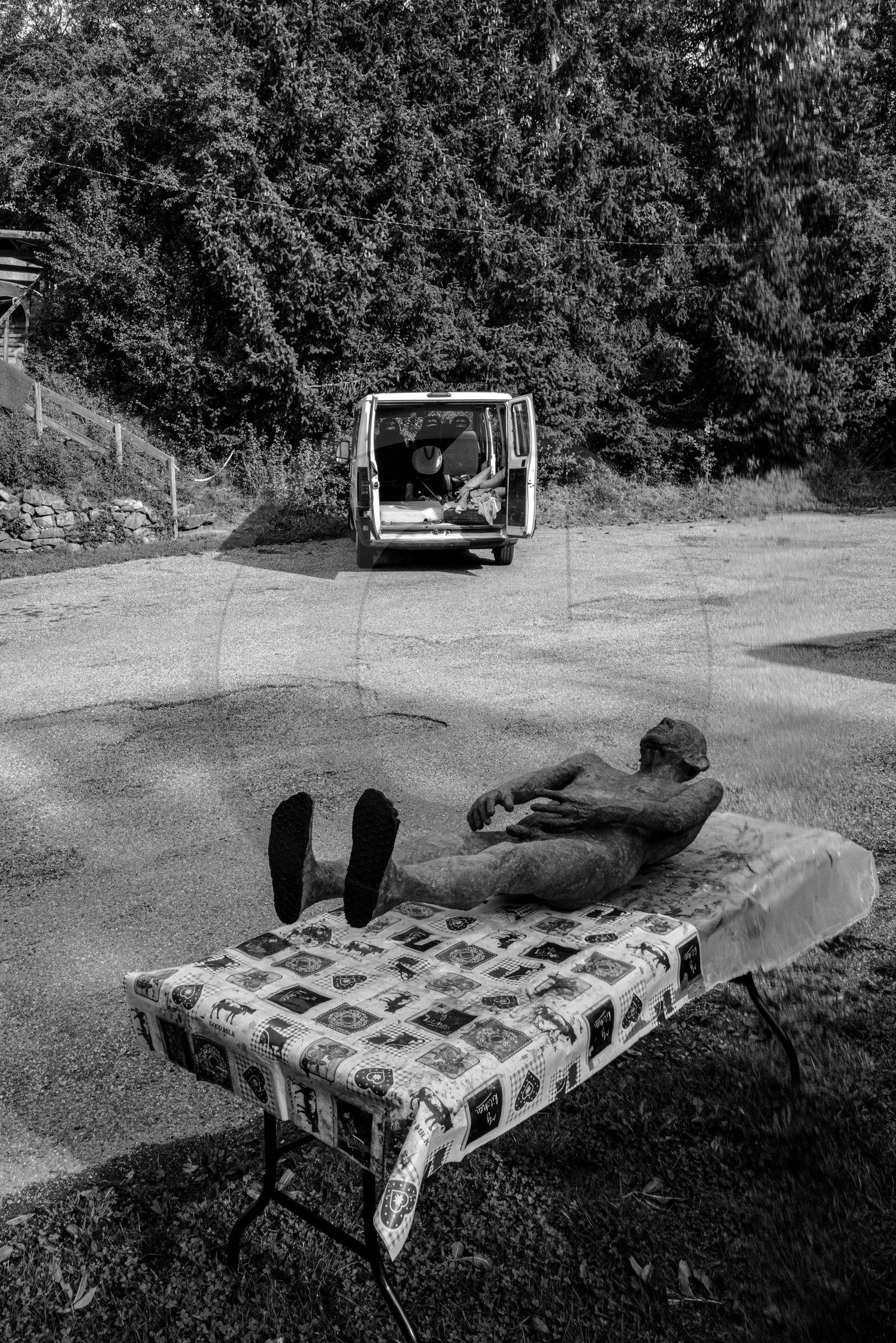 Création de l'homme de l'Ouort Marcel Joli Coeur : pose d'un enduit noir