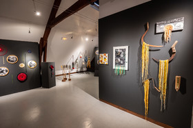 Exposition L comme laine, lien, lieu conçue par l'Ouort de Benevènt, sous la houlette de Claudine Meyer, artiste plasticienne, accompagnée de photographies de Denis Lebioda. Une proposition de la Communauté de Communes du Champsaur - Valgaudemar et de son service culturel.