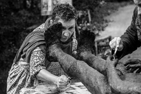 Création de l'homme de l'Ouort Marcel Joli Coeur : pose d'un enduit noir