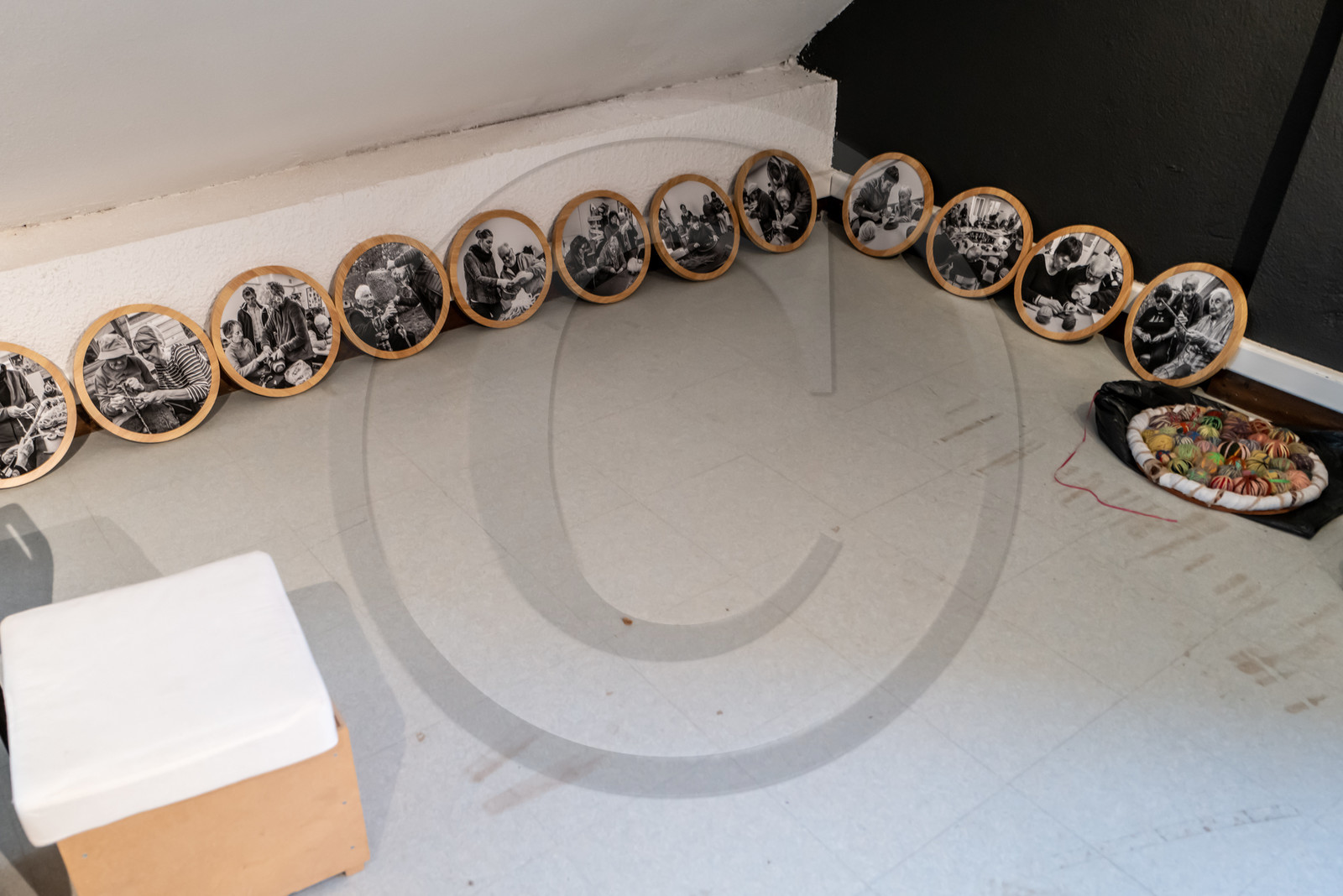 Exposition L comme laine, lien, lieu conçue par l'Ouort de Benevènt, sous la houlette de Claudine Meyer, artiste plasticienne, accompagnée de photographies de Denis Lebioda. Une proposition de la Communauté de Communes du Champsaur - Valgaudemar et de son service culturel.