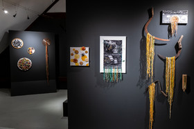 Exposition L comme laine, lien, lieu conçue par l'Ouort de Benevènt, sous la houlette de Claudine Meyer, artiste plasticienne, accompagnée de photographies de Denis Lebioda. Une proposition de la Communauté de Communes du Champsaur - Valgaudemar et de son service culturel.