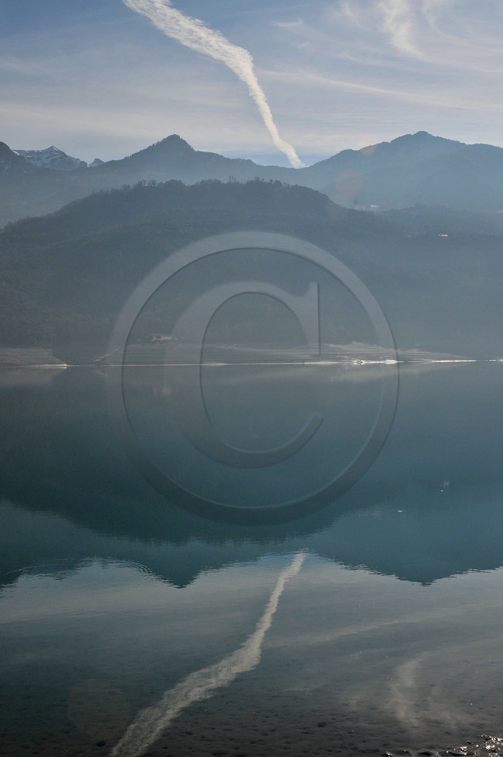 Lac de Serre-Ponçon (Hautes-Alpes   France)