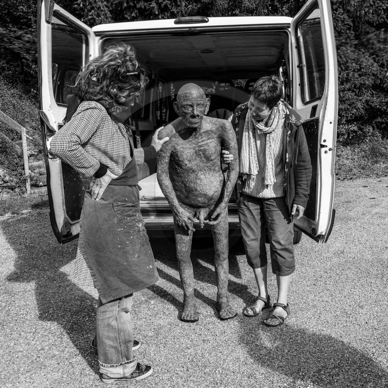 Création de l'homme de l'Ouort Marcel Joli Coeur : pose d'un enduit noir Création de l'homme de l'Ouort Marcel Joli Coeur : pose d'un enduit noir