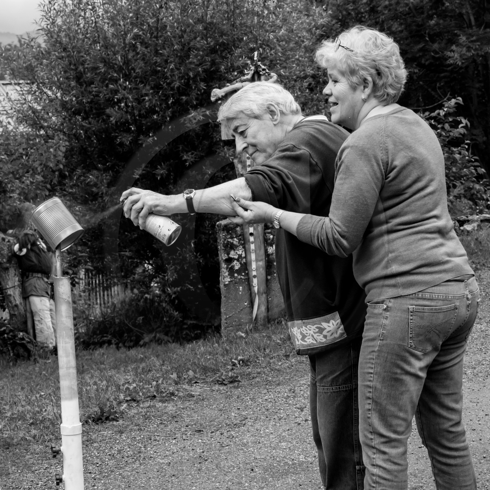 Avec des boites de conserves...