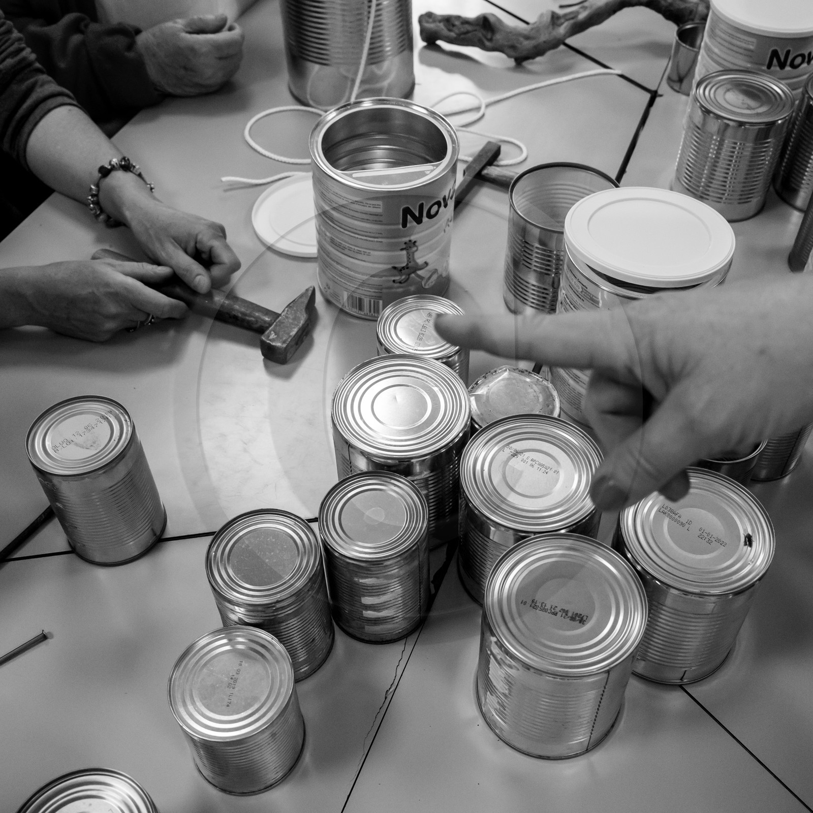 Avec des boites de conserves...