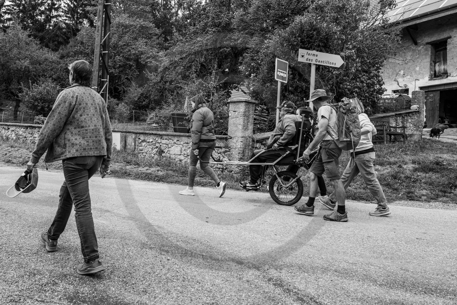 25 septembre 2024 : Promenade en joelette avec Bruno, accompagnateur en montagne et des élèves du lycée Sévigné de Gap