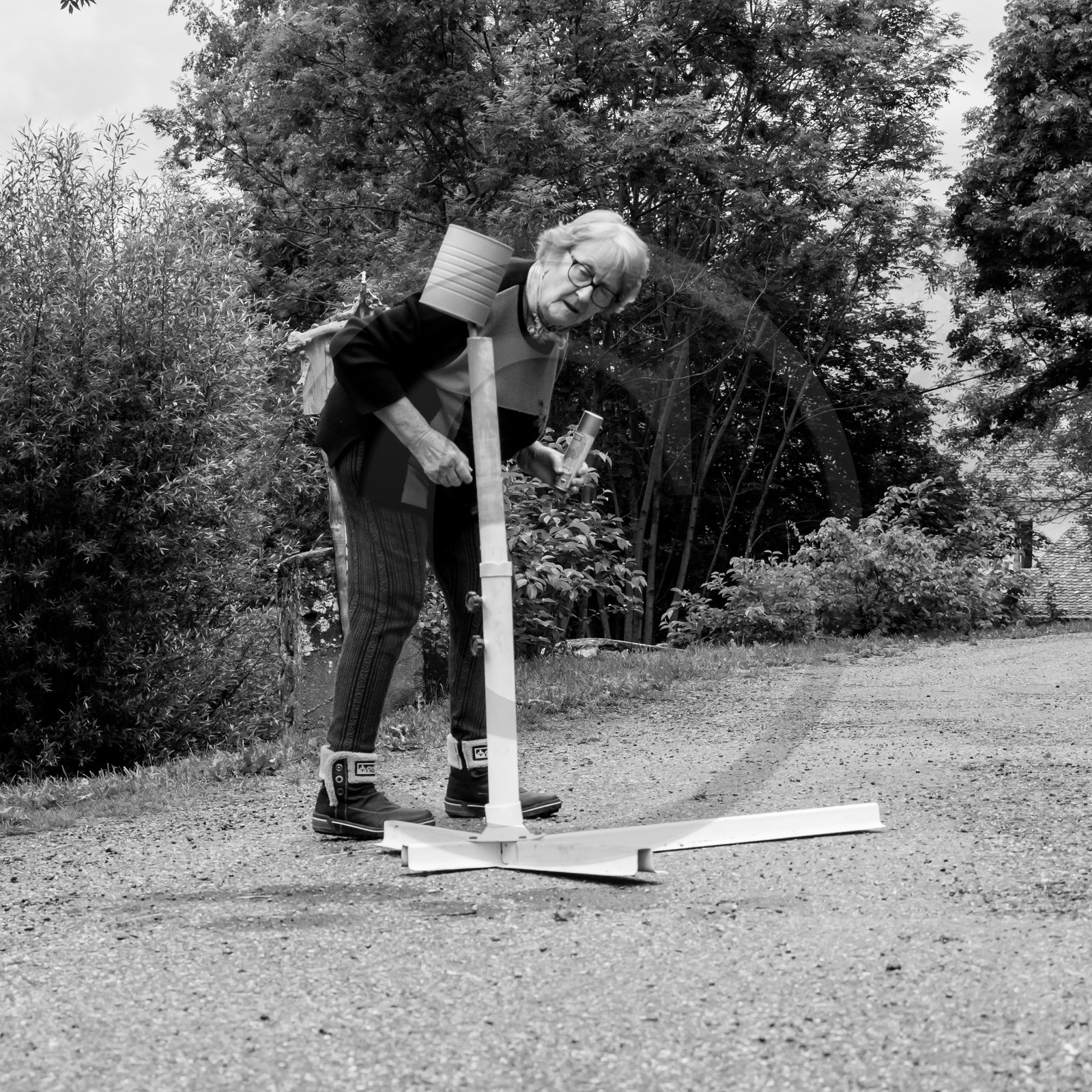 Avec des boites de conserves...