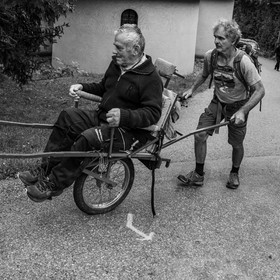 25 septembre 2024 : Promenade en joelette avec Bruno, accompagnateur en montagne et des élèves du lycée Sévigné de Gap