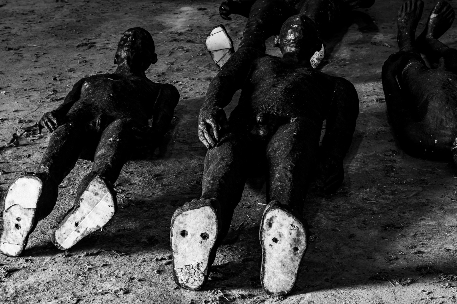 Les hommes exposés l'été 2024 à l'Ouort hibernent à l'abri des intempéries dans une grange champsaurine.